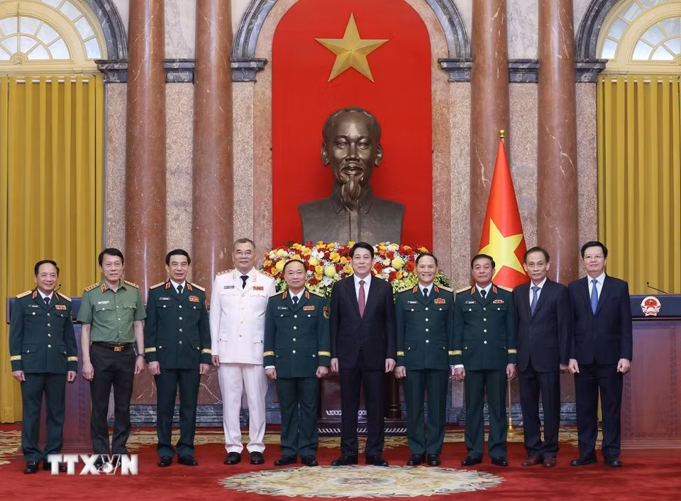 Chủ tịch nước Lương Cường, lãnh đạo Đảng, Nhà nước với các đồng chí được thăng quân hàm, cấp bậc hàm Thượng tướng. (Ảnh: Lâm Khánh/TTXVN)
