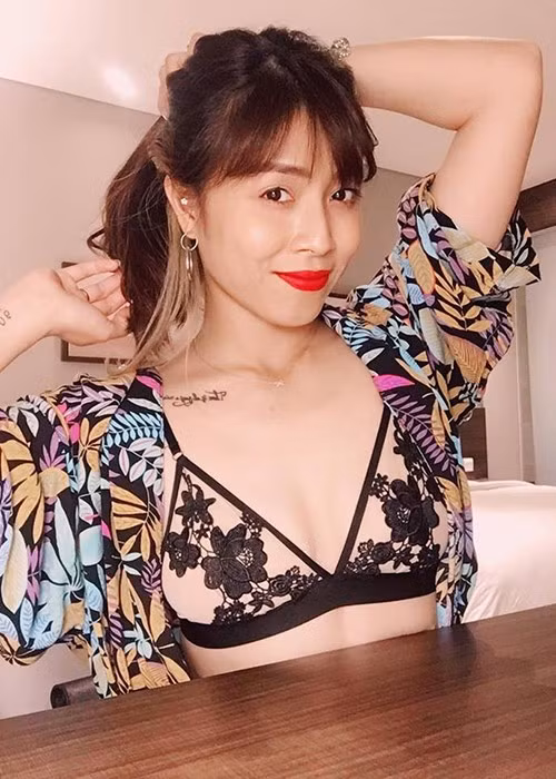 Hoàng Linh không ít lần lên tiếng đáp trả lời đàm tiếu. Cụ thể, khi bị một cư dân mạng săm soi về hình xăm trước ngực, nữ MC đã phản ứng: "Bây giờ là thế kỷ 21, là thời đại 4.0 rồi em ơi. Xã hội bây giờ không còn có quá nhiều người suy nghĩ như em đâu”. Ảnh: FB Hoàng Linh.