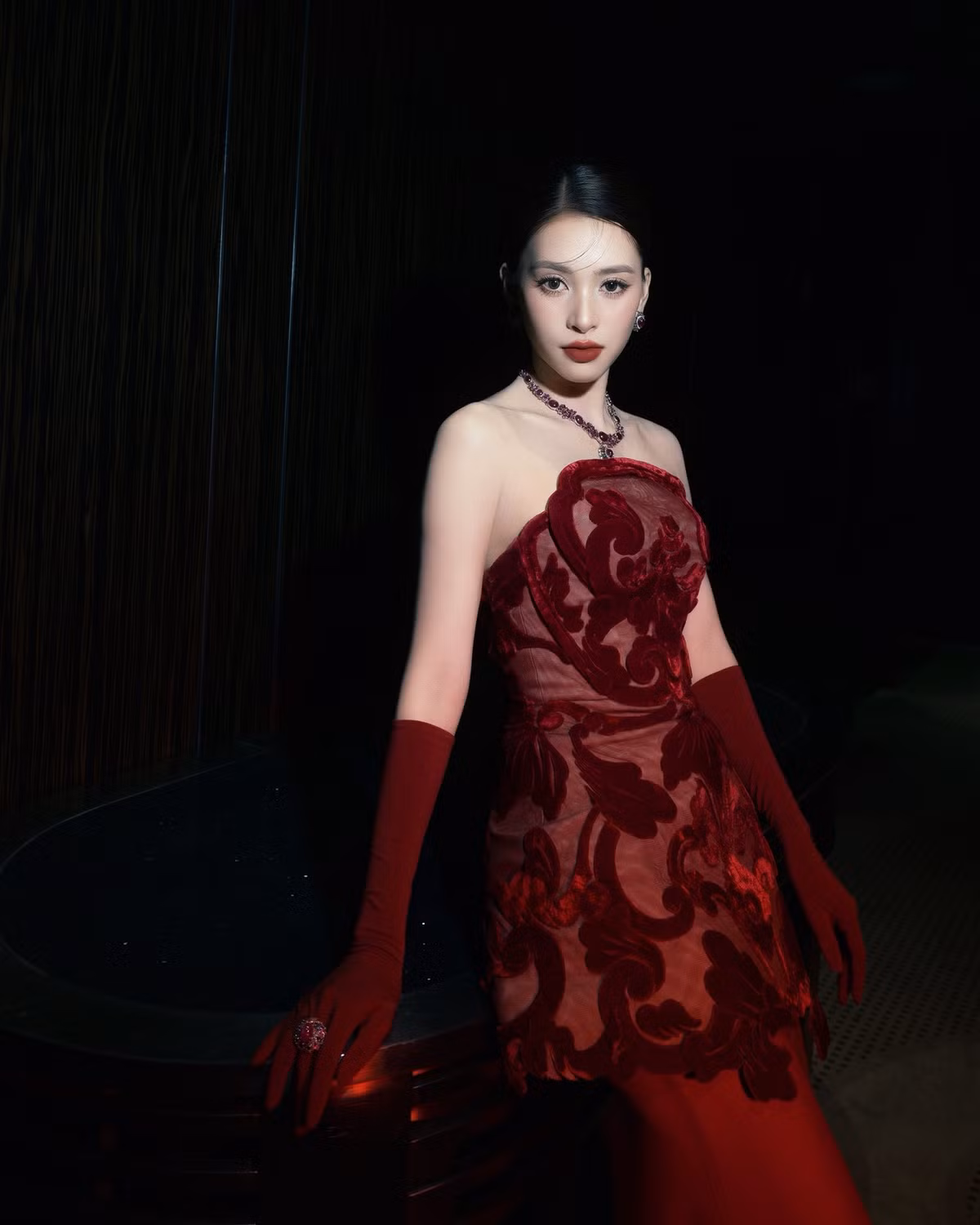Gương mặt hài hòa, đường nét thanh tú cùng làn da mịn màng giúp Tiểu Vy luôn nổi bật dù xuất hiện trong không gian sự kiện hay đời thường.