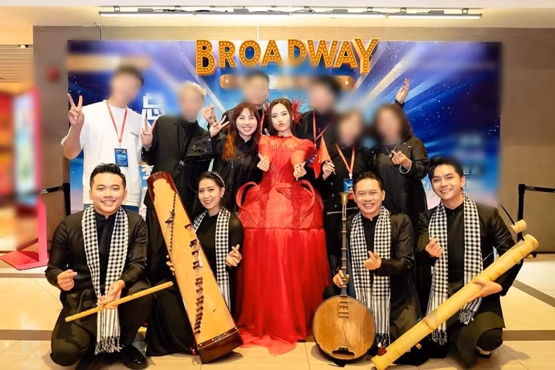 Dừng chân ở top 3 Sing!Asia 2025, Phương Mỹ Chi không thể trình diễn ca khúc cuối cùng. Trong một clip, phía nữ ca sĩ tiết lộ, đó là ca khúc Bài ca Đất phương Nam. Ảnh: FB Phương Mỹ Chi.