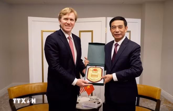 Bộ trưởng Quốc phòng Phan Văn Giang trao quà lưu niệm cho Thứ trưởng thứ nhất Bộ Chiến tranh Hoa Kỳ Elbridge A. Colby . (Ảnh: Đoàn Hùng/TTXVN)