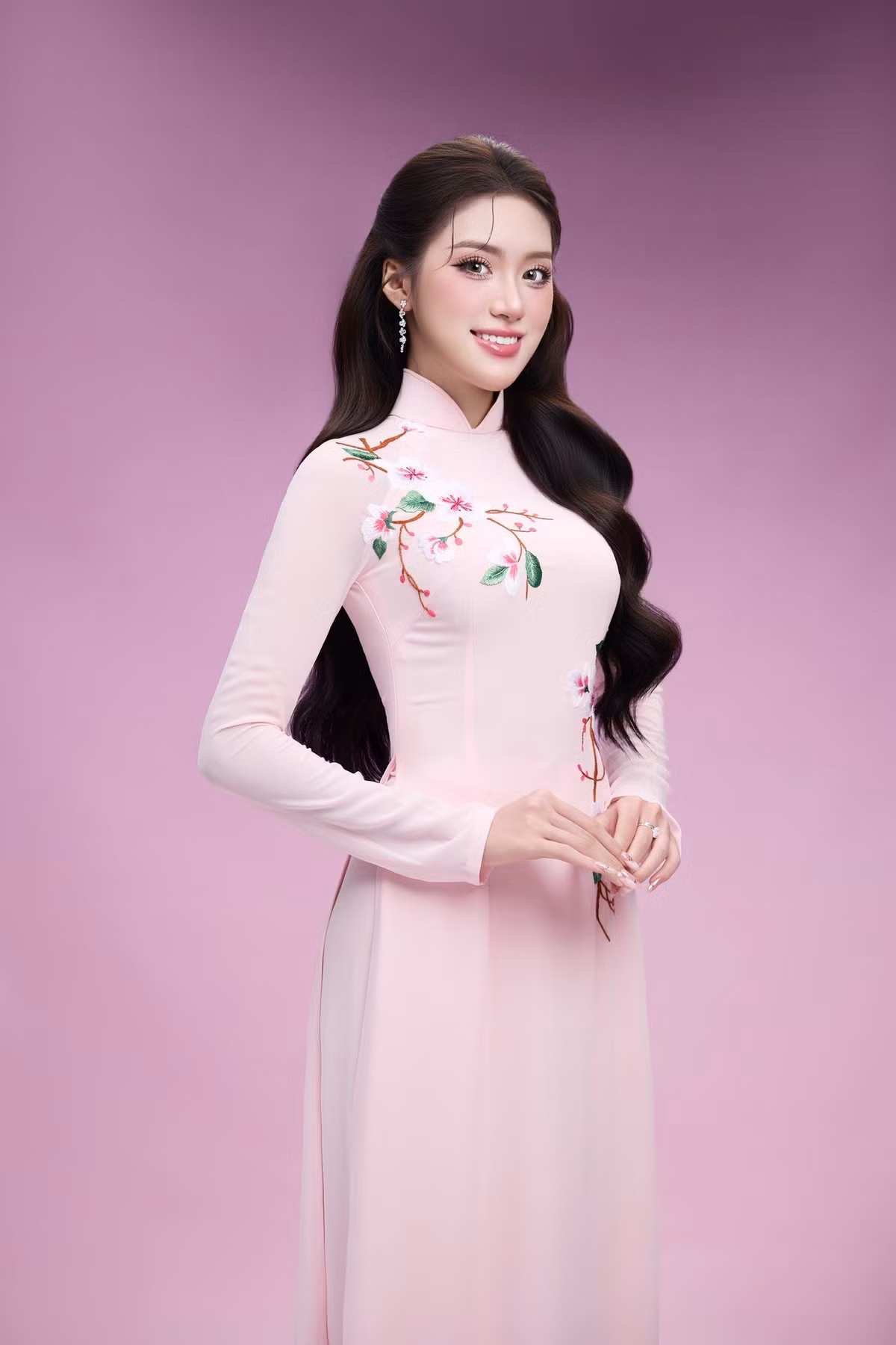 Hoa hậu Tiểu Vy - thành viên ban giám khảo cho biết: "Phương Oanh là một thí sinh khá toàn diện. Bạn đầu tư và cố gắng trong tất cả các phần thi, mình nhìn thấy rõ sự nỗ lực đó. Trong đêm chung kết, phần thể hiện của Phương Oanh để lại ấn tượng mạnh. Bạn làm quá tốt. Khi đứng trên sân khấu, hào quang của hoa hậu toát ra rất rõ và rất mạnh". Ảnh: FB Phương Oanh