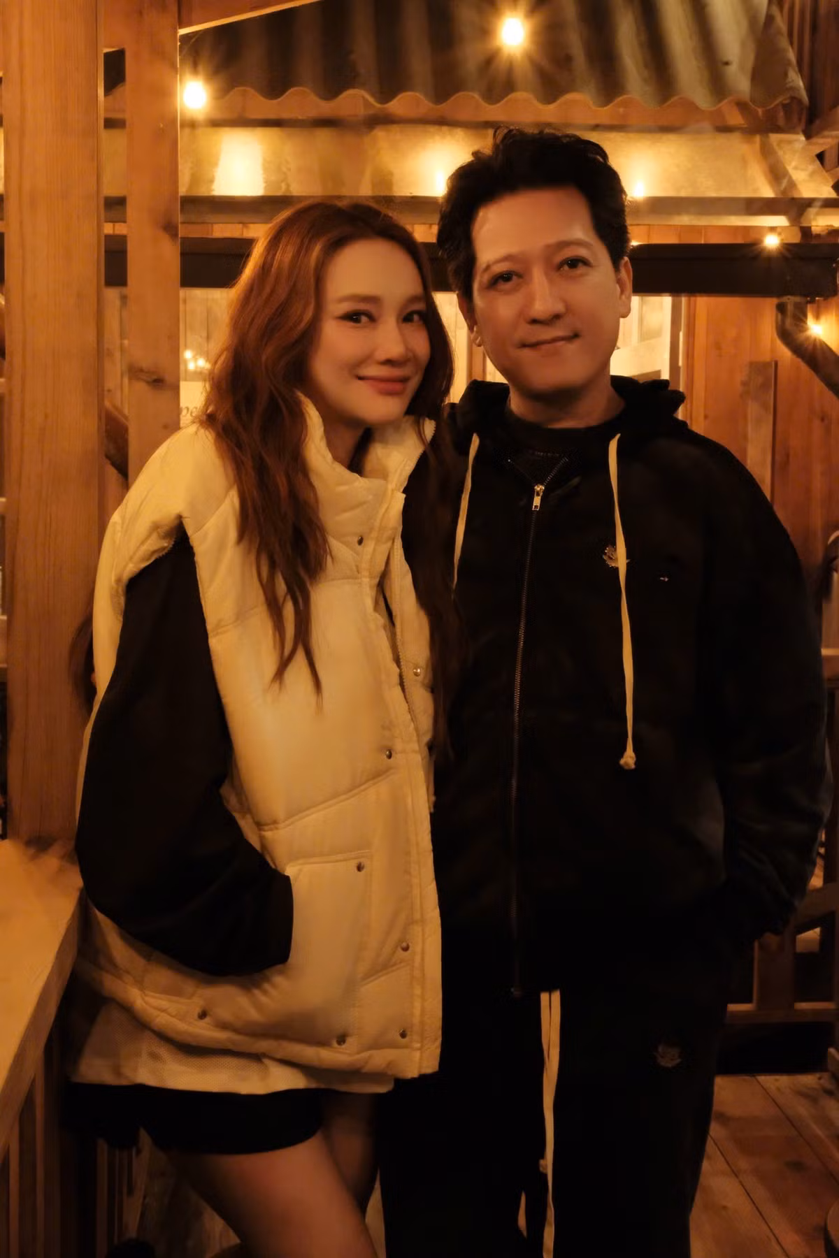 Trường Giang tâm sự trong ngày đầu năm mới: “Điều kỳ diệu nhất với Phương và Giang lúc này chính là thiên thần nhỏ thứ ba sắp chào đời vào giữa tháng 1. Những ngày này, cả nhà như đang sống trong một bầu không khí hạnh phúc lặng lẽ mà ngập tràn. Hạnh phúc đôi khi giản đơn đến lạ - nó nằm trong tiếng cười trong trẻo của con, trong cái nắm tay thật chặt của người bạn đời, và trong niềm hy vọng về một khởi đầu mới đầy yêu thương”. Ảnh: FB Trường Giang.