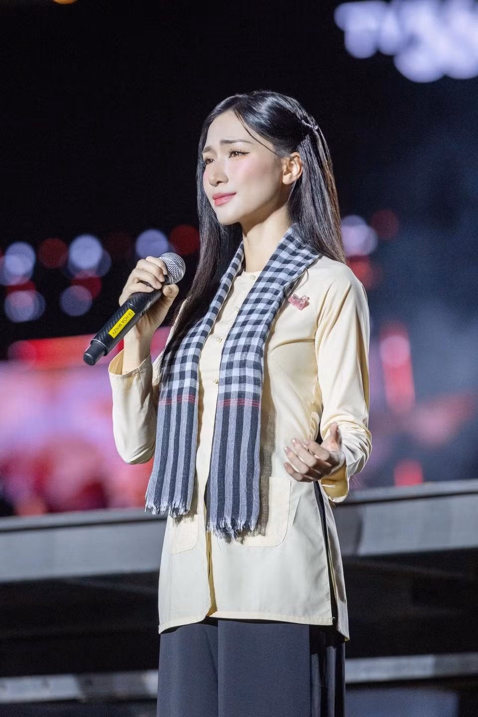 Nữ ca sĩ bày tỏ: “Hòa Minzy xin được gửi tới bà con những cái ôm và sự chia sẻ sâu sắc nhất! Mong bà con an toàn và mong cơn bão mau tan”. Ảnh: FB Hòa Minzy.