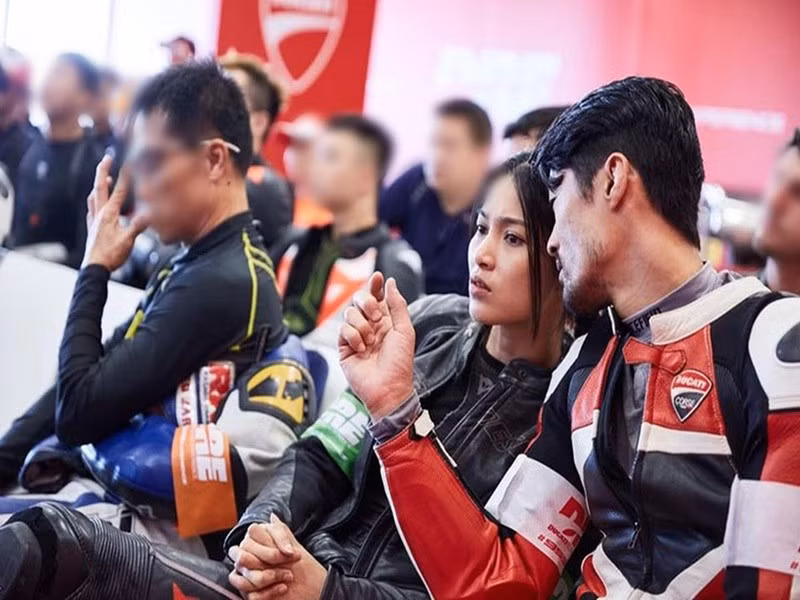 Nhung Kate và Johnny Trí Nguyễn có nhiều sở thích giống nhau như võ thuật hay xe phân khối lớn. Ảnh: Đời Sống Pháp Lý.