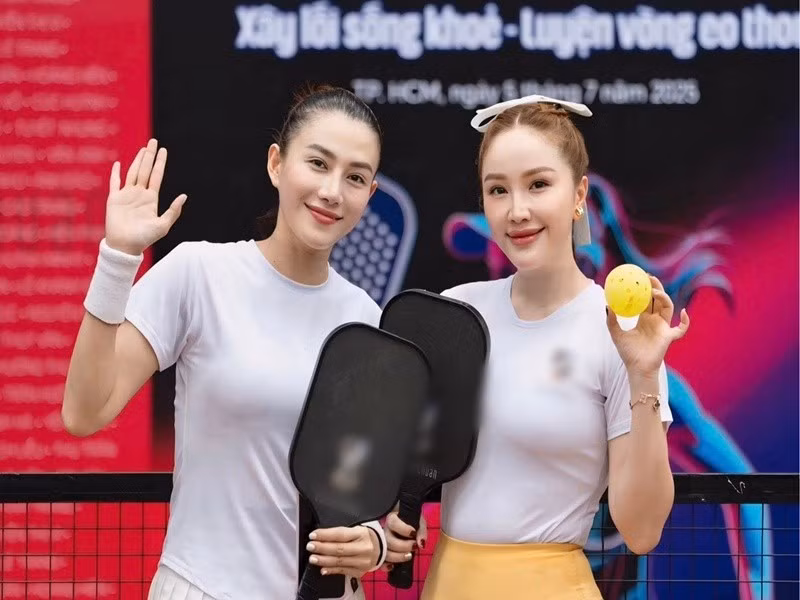 Bảo Thy - Lê Hà (trái) trở thành đồng đội trong một trận đấu pickleball và đoạt cúp vô địch. Ảnh: FB Bảo Thy.