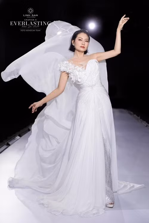Nữ diễn viên phim Kiều nữ và đại gia vẫn tham gia một số sự kiện giải trí, làm người mẫu chương trình thời trang. Ảnh: FB Ngọc Lan.