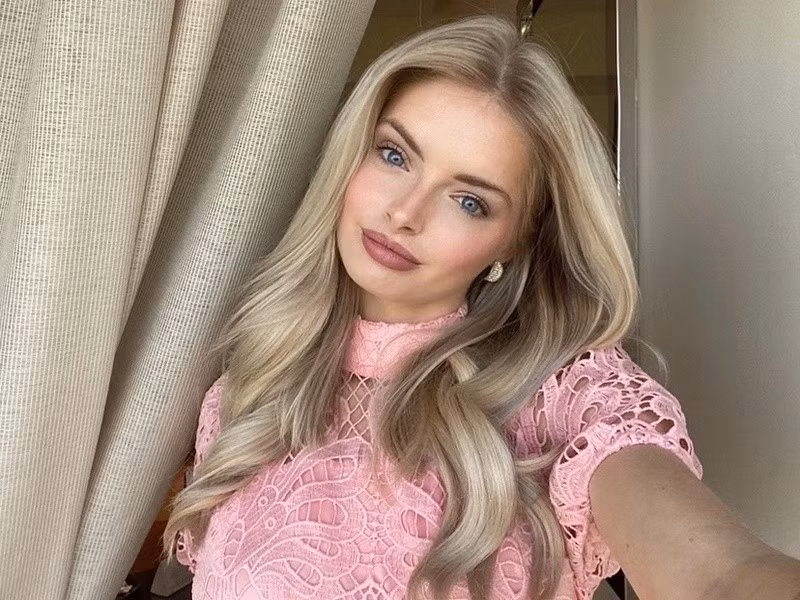 Jane Knoester cùng Hoa hậu Ý Nhi và nhiều thí sinh khác đang ở Ấn Độ tham gia cuộc thi Miss World 2025- Hoa hậu Thế giới 2025. Ảnh: Instagram Jane Knoester.