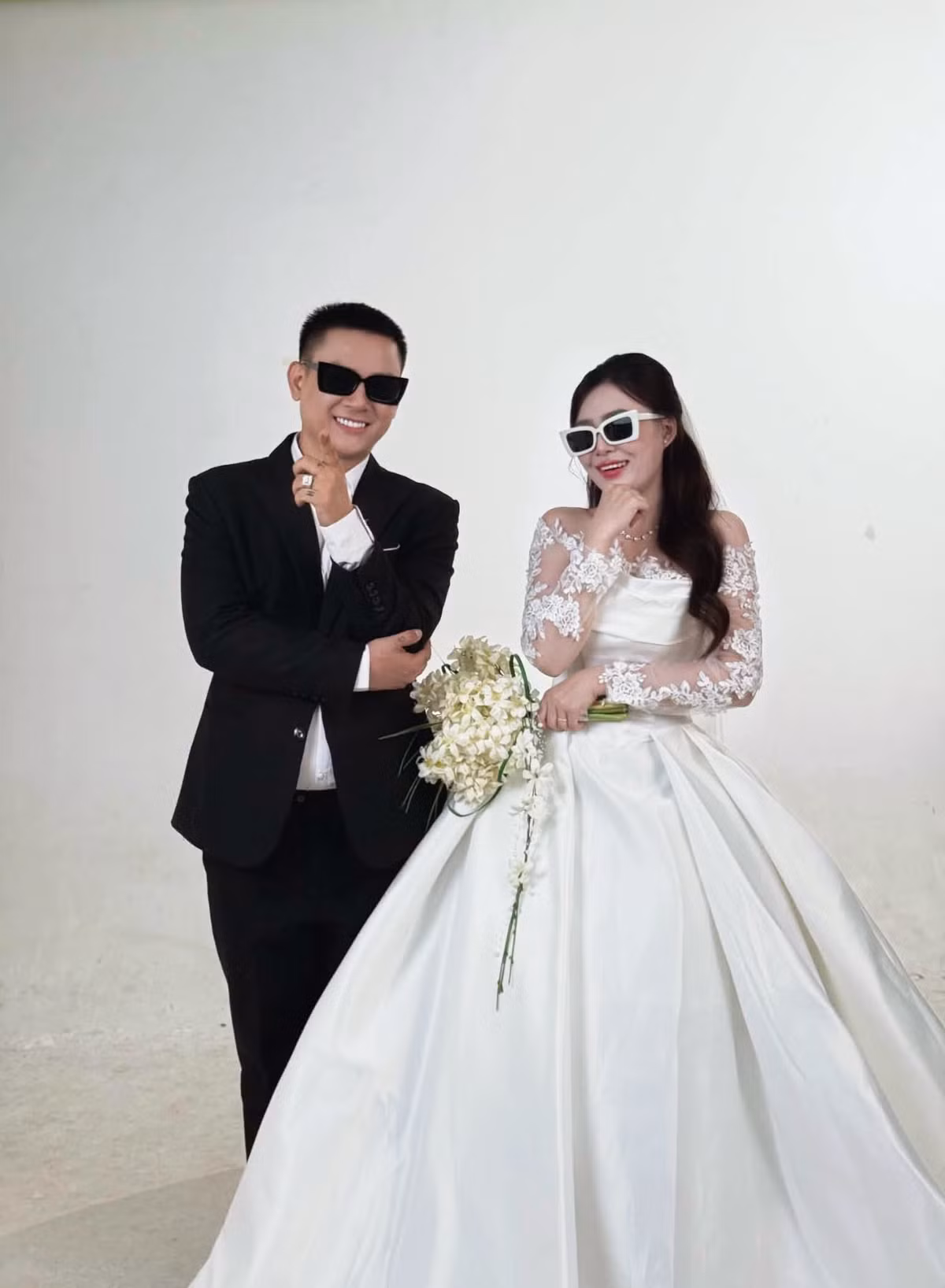 Việc Hoài Lâm chủ động chia sẻ những khoảnh khắc bên bạn gái nhanh chóng thu hút sự quan tâm bởi những năm gần đây, nam ca sĩ khá kín tiếng về đời tư.