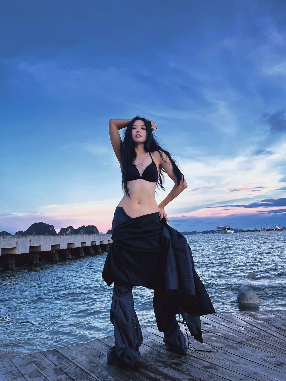 Suni Hạ Linh sinh năm 1990, sở hữu gương mặt xinh đẹp cùng dáng vóc thon gọn, cân đối. Ảnh: Instagram Suni Hạ Linh.