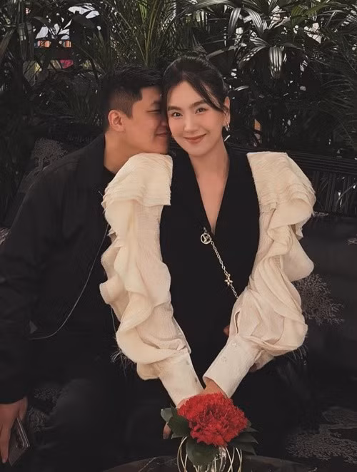 Sau khi kết hôn với doanh nhân Quốc Thắng, MC Mai Ngọc lựa chọn lối sống khá kín đáo. Tuy vậy, thỉnh thoảng cô vẫn chia sẻ trên trang cá nhân những khoảnh khắc đời thường bên chồng. Trong nhiều bức ảnh, ông xã của nữ MC thường đứng hoặc ngồi cạnh vợ với những cử chỉ thân mật như ghé sát trò chuyện.