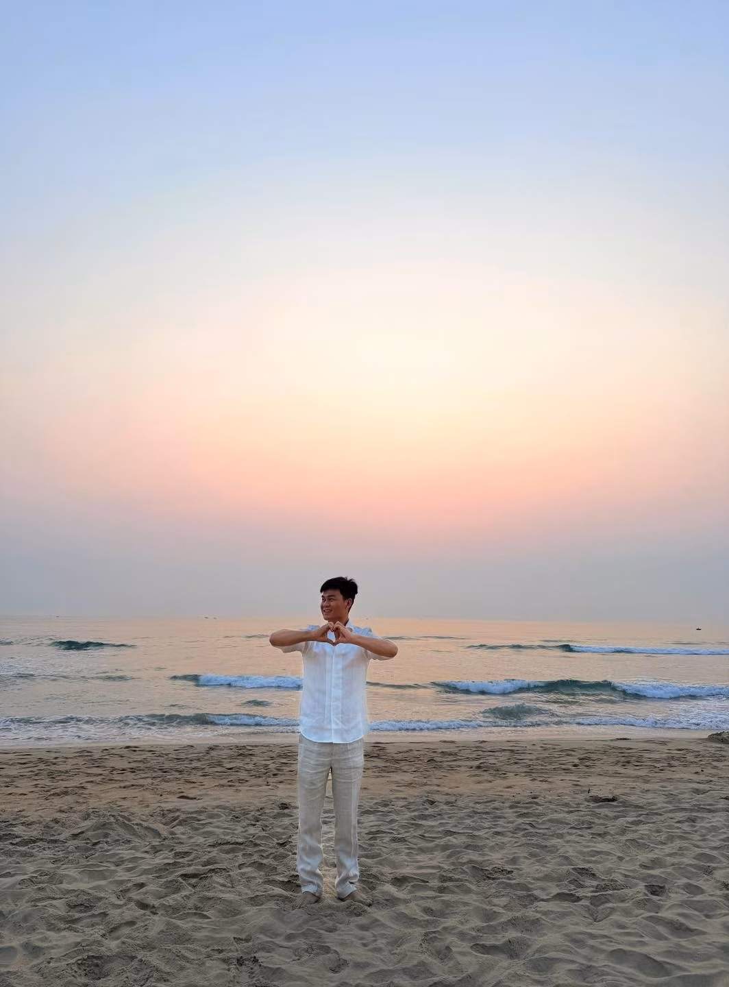 Trong khung hình, Văn Cương xuất hiện với vẻ ngoài phong độ, đồng hành cùng Hòa Minzy trong những khoảnh khắc đời thường của kỳ nghỉ. Cả hai cùng nhau ngắm bình minh, tương tác tự nhiên và ghi lại những hình ảnh kỷ niệm của gia đình.