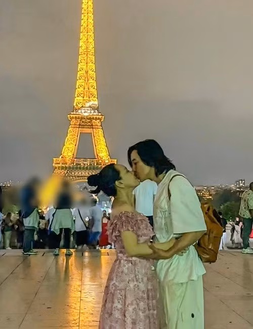 Việt Hương và Hoài Phương hôn nhau đắm đuối khi du lịch Paris (Pháp). Ảnh: FB Hoài Phương.