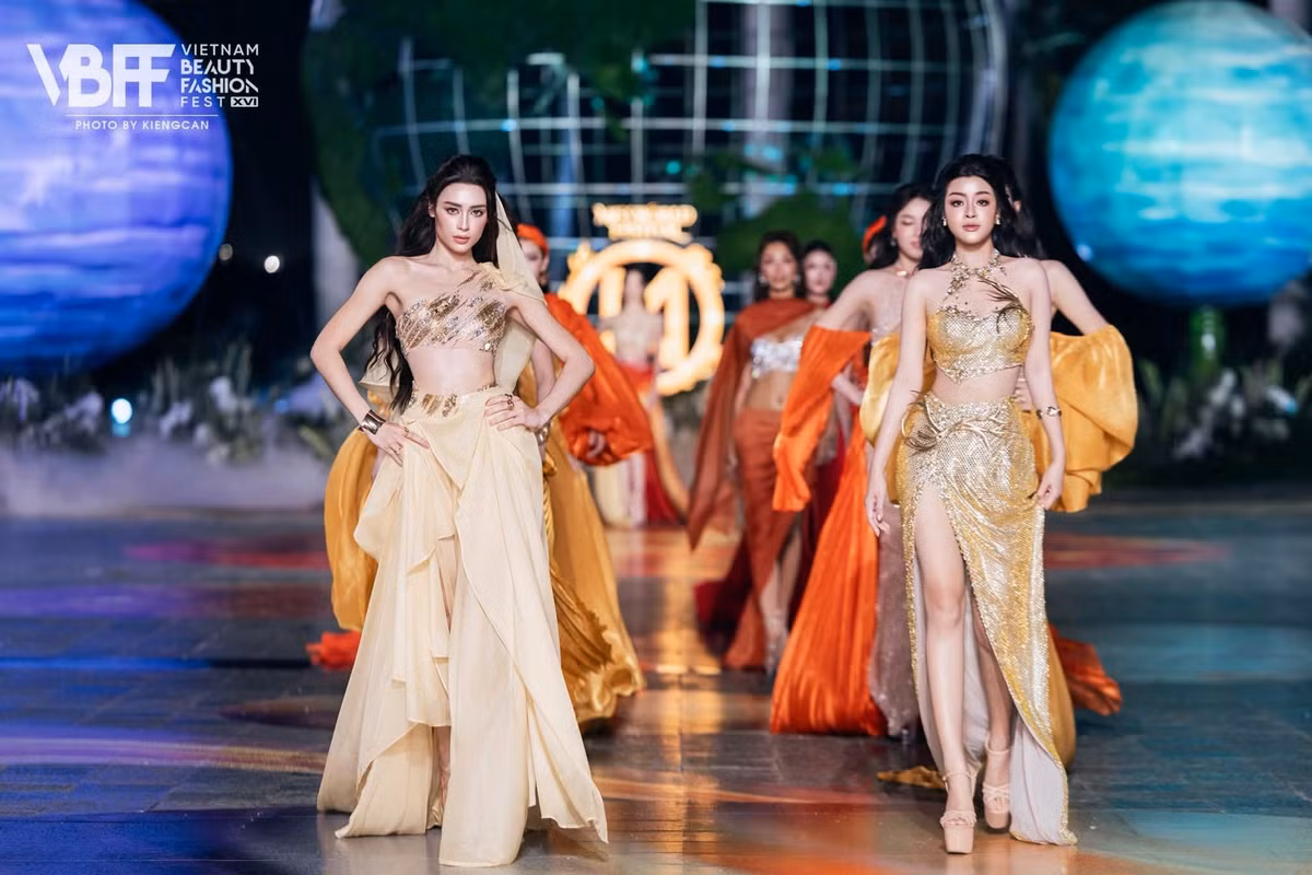 Emoura Phạm thường xuyên góp mặt tại các chương trình thời trang. Việc liên tục sải bước trên sàn diễn giúp cô tích lũy kinh nghiệm, rèn cách tạo dáng, biểu cảm và khả năng làm chủ sân khấu.