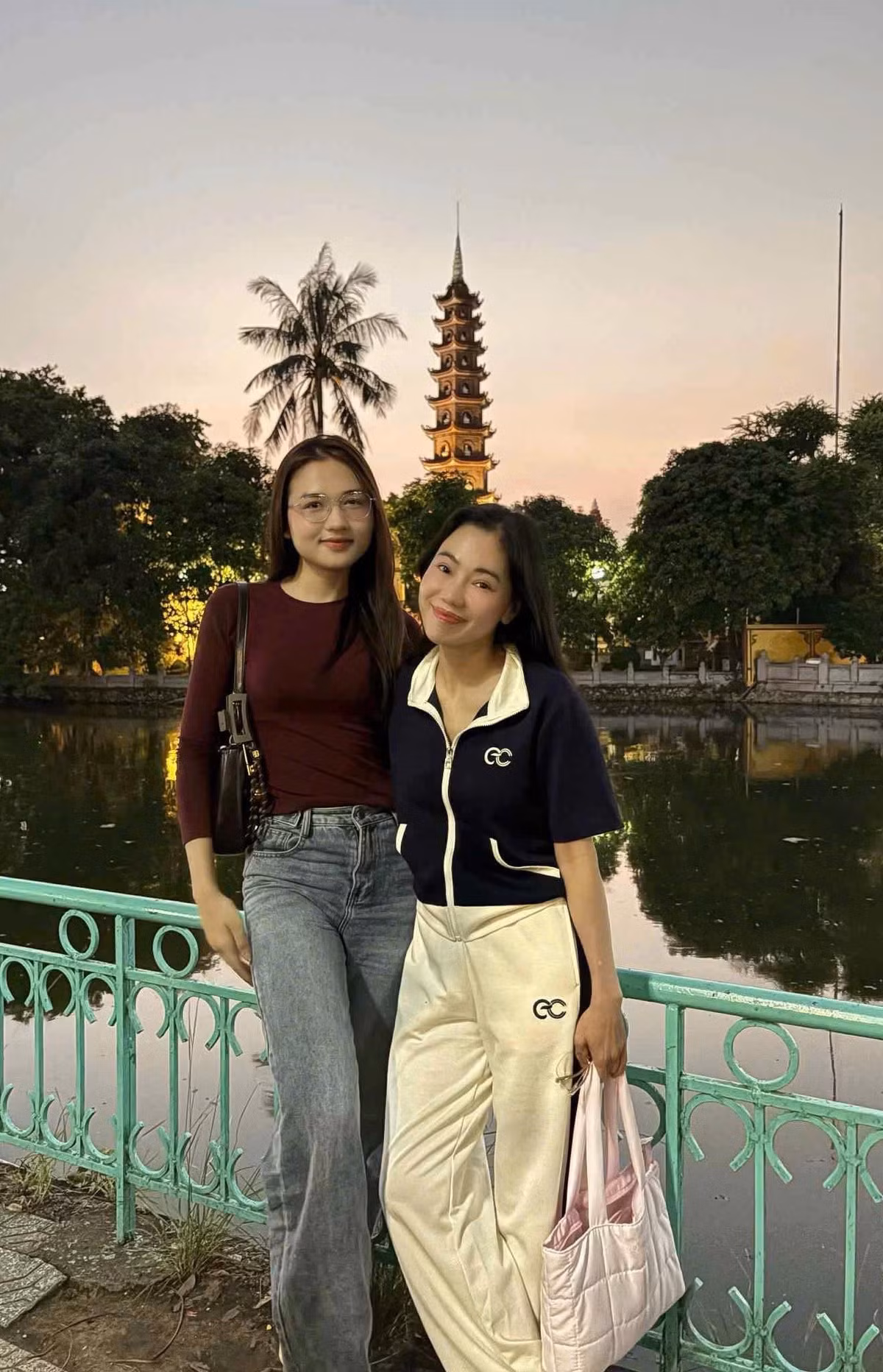 Thu Ngân dành lời ngọt ngào cho bà Kim Dung: “Em xin cảm ơn chị Phạm Kim Dung- người chị đã truyền rất nhiều niềm cảm hứng cho em đặc biệt là sự mạnh mẽ ở chị, giúp em vượt ra khỏi vùng an toàn của bản thân để tốt hơn mỗi ngày”. Ảnh: FB Thu Ngân.