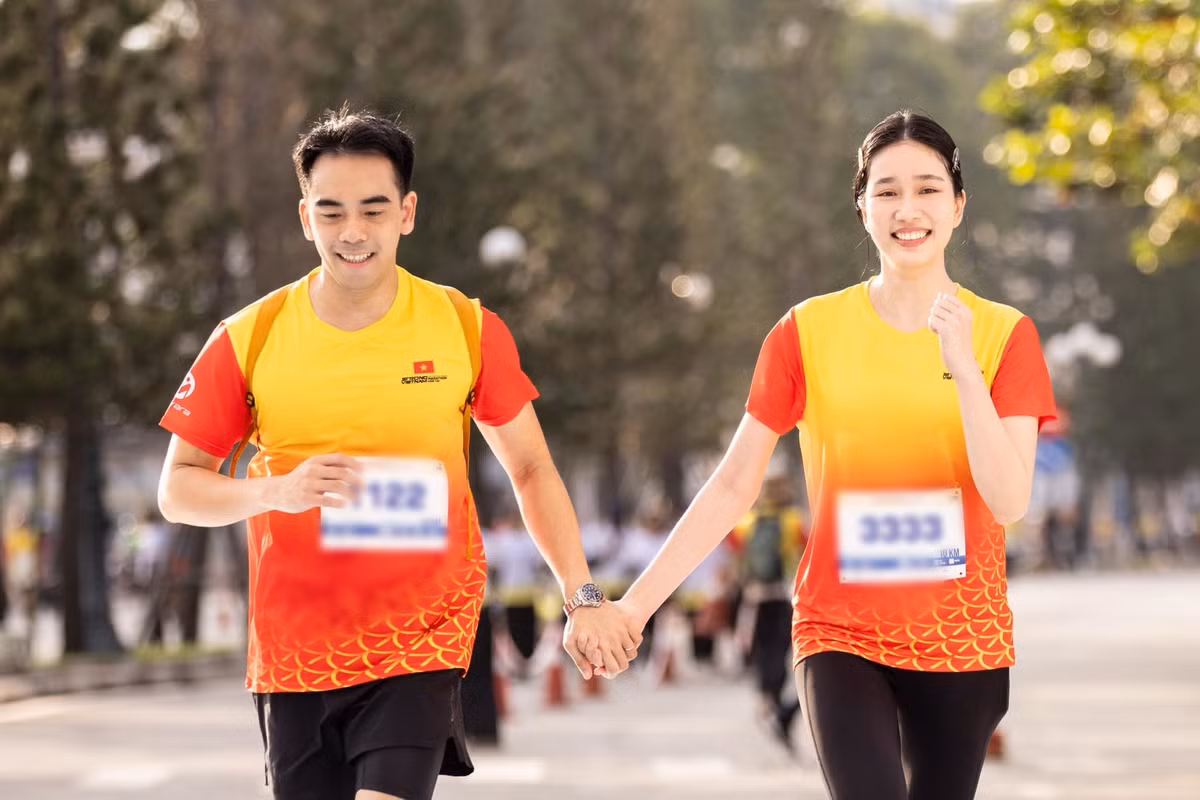 Mẹ chồng thường hỏi thông tin khi Phương Anh xuất hiện trên TV, thậm chí chụp lại hình ảnh cho cô xem. "Công việc của tôi trong nghệ thuật và giải trí khá mới lạ so với môi trường của ba mẹ chồng nhưng họ đều rất hiểu và tạo điều kiện", Phương Anh cho biết.
