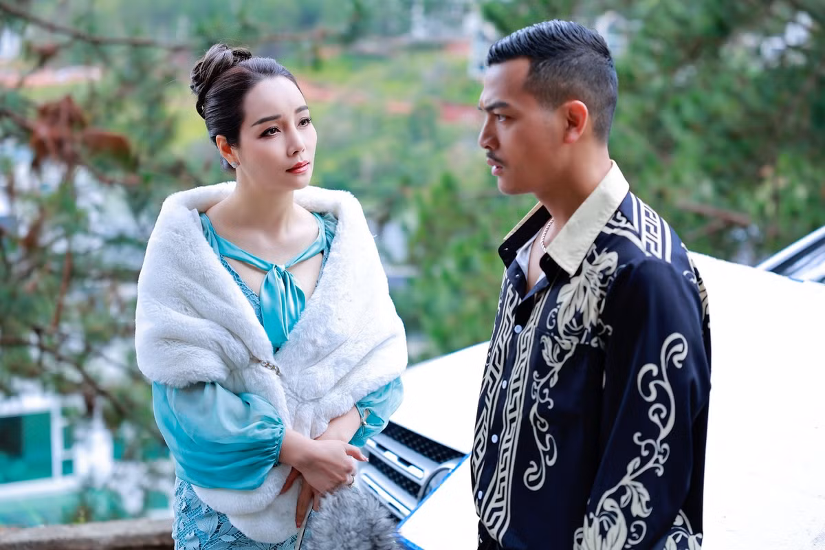 Mai Thu Huyền trở lại màn ảnh nhỏ cách đây ít tháng khi đóng phim Mặt trời lạnh. Chia sẻ trên Saostar, cô cho biết, nhân vật của cô là bà Thúy, một chủ tập đoàn bất động sản, luôn ủng hộ con trai. Ảnh: FB Mai Thu Huyền.