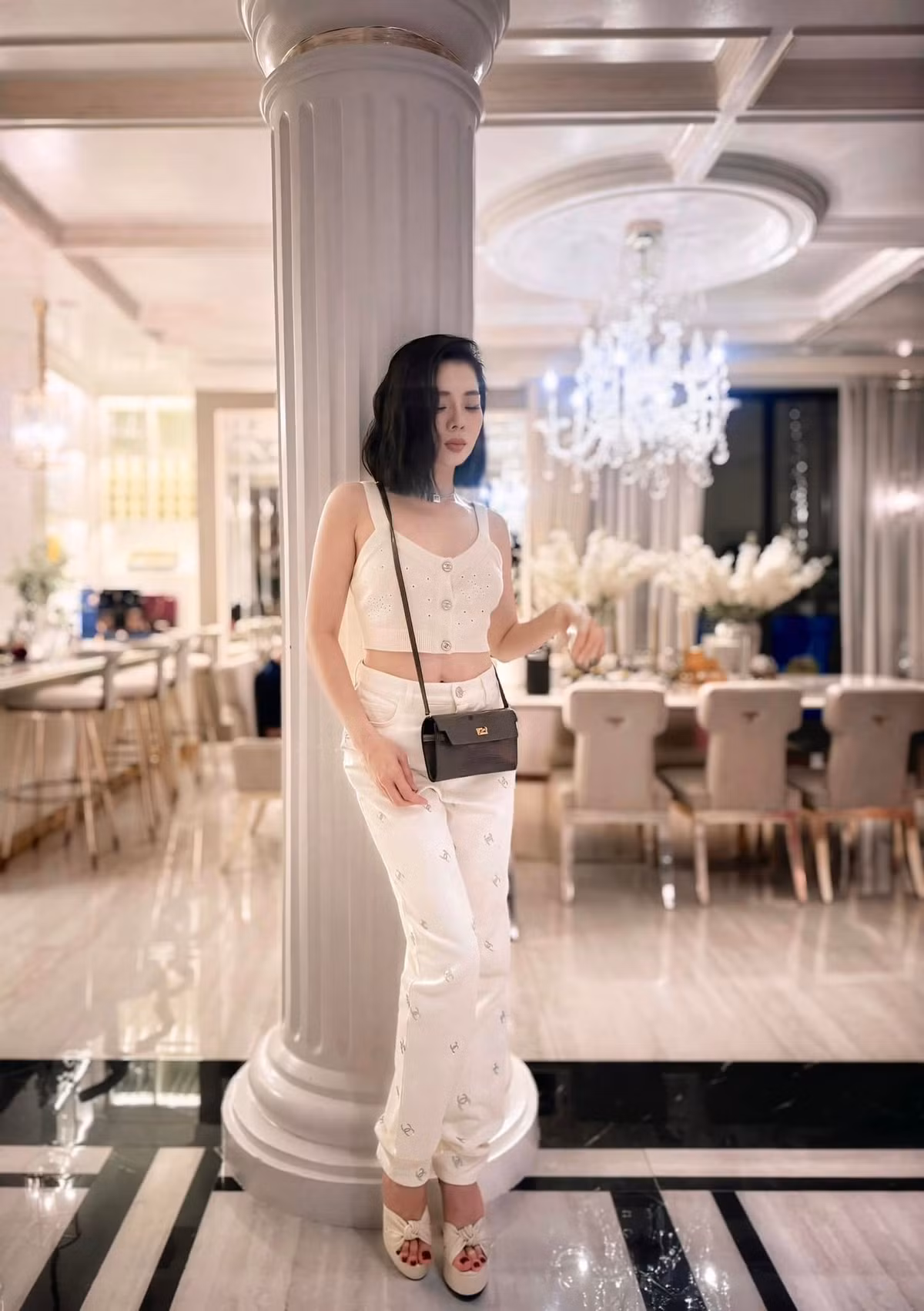 Với cát-sê ca hát “khủng”, Lệ Quyên có trong tay biệt thự sang trọng, xe hơi, đồ hiệu. Ảnh: FB Lệ Quyên.