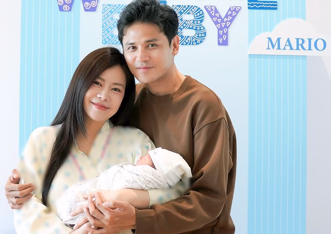 Nữ diễn viên phim Tiếng sét trong mưa viết trên trang cá nhân: "Mới hôm qua, mẹ vẫn còn hồi hộp chuẩn bị cho khoảnh khắc đón con chào đời. Giờ đây, khi được ôm con trong vòng tay, niềm hạnh phúc xen lẫn xúc động vẫn vẹn nguyên như 6 năm trước, khi chào đón chị Bảo Bối đến với thế giới này".