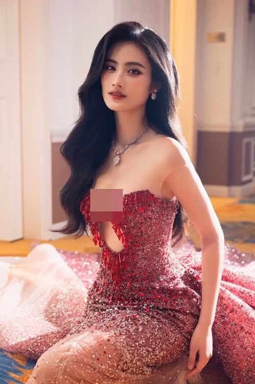 Ở hình ảnh sân khấu, Ý Nhi nổi bật với đầm đỏ đính kết cầu kỳ, phần cắt xẻ giúp tôn đường cong. Kiểu tóc uốn sóng lớn cùng lối trang điểm đậm mang đến diện mạo quyến rũ, trưởng thành hơn đời thường.