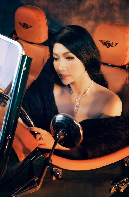 “Nhung không có tuần nào dưới 3 show cả, phải nói sức khoẻ rất tốt. Mỗi lần cô ấy ra sân khấu là rạng rỡ, vui tươi. Nhung đi hát trong các chương trình, hoà mình phù hợp trong từng môi trường. Nhung có một trái tim yêu âm nhạc và có suy nghĩ khác với mọi người”, Quang Lê chia sẻ Báo Pháp Luật. Ảnh: FB Hồng Nhung.