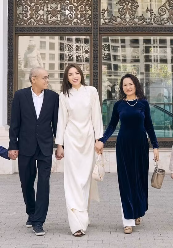Không ít lần, Kỳ Duyên chia sẻ hình ảnh bên đấng sinh thành. Ảnh: FB Kỳ Duyên.