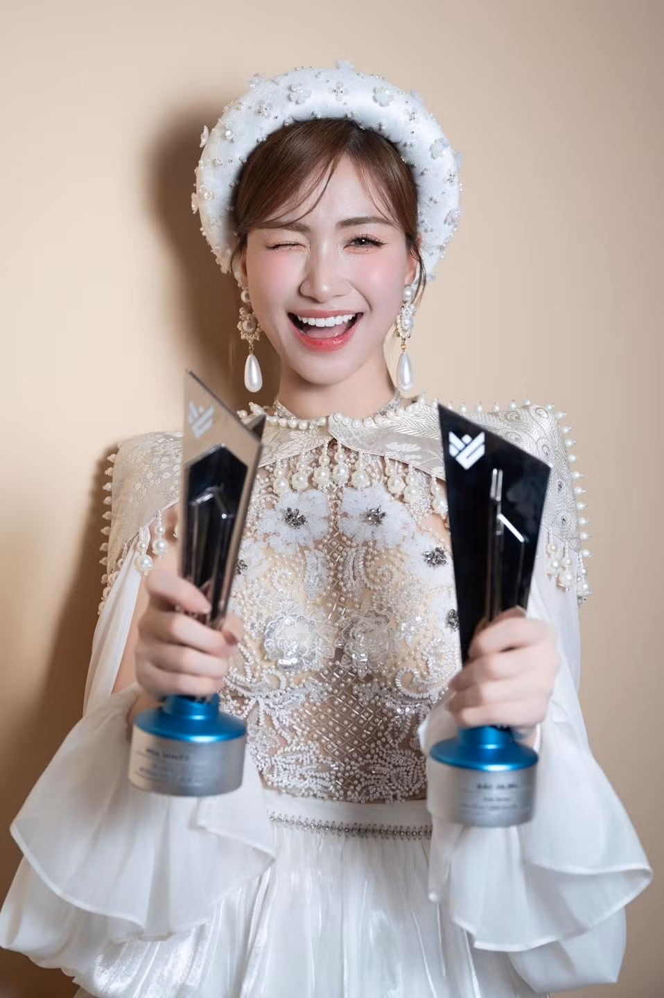 Hòa Minzy còn nhận 2 giải thưởng Cá nhân Vì cộng đồng và Âm nhạc truyền cảm hứng tại Giải thưởng Sáng tạo nội dung số Việt Nam 2025.