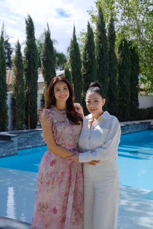 Phạm Hương từng gây chú ý hồi tháng 4/2026 khi nhà thiết kế Linh San chia sẻ hình ảnh cả hai hội ngộ sau 5 năm xa cách. Cuộc gặp diễn ra tại Mỹ và nhanh chóng nhận được sự quan tâm từ nhiều khán giả.