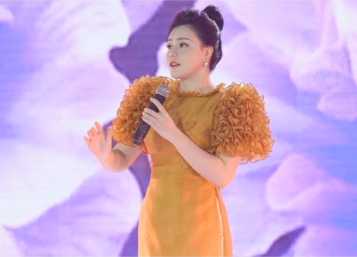 Nữ ca sĩ Thuỵ Miên, giải Nhì dòng nhạc Dân gian Sao mai 2013 đóng góp 100 triệu từ thiện. Ảnh: FB Thuỵ Miên.