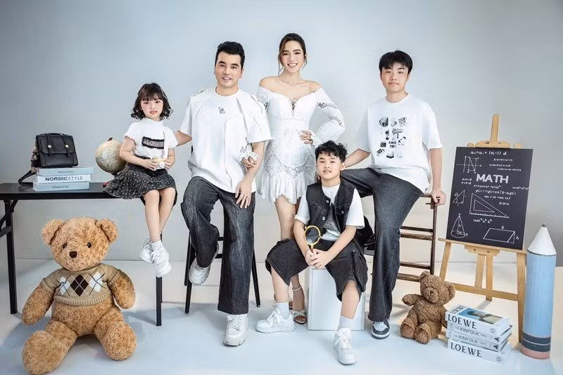 Ưng Hoàng Phúc dành thời gian trao đổi việc học, dạy tiếng Anh cho con riêng của Kim Cương. Phía con riêng Kim Cương từng viết thư cho bố dượng: "Lần đầu tiên con gặp ba Phúc, con thấy ba rất hiền, gần gũi, dễ nói chuyện. Con yêu ba Phúc nhiều lắm". Ảnh: FB Ưng Hoàng Phúc.
