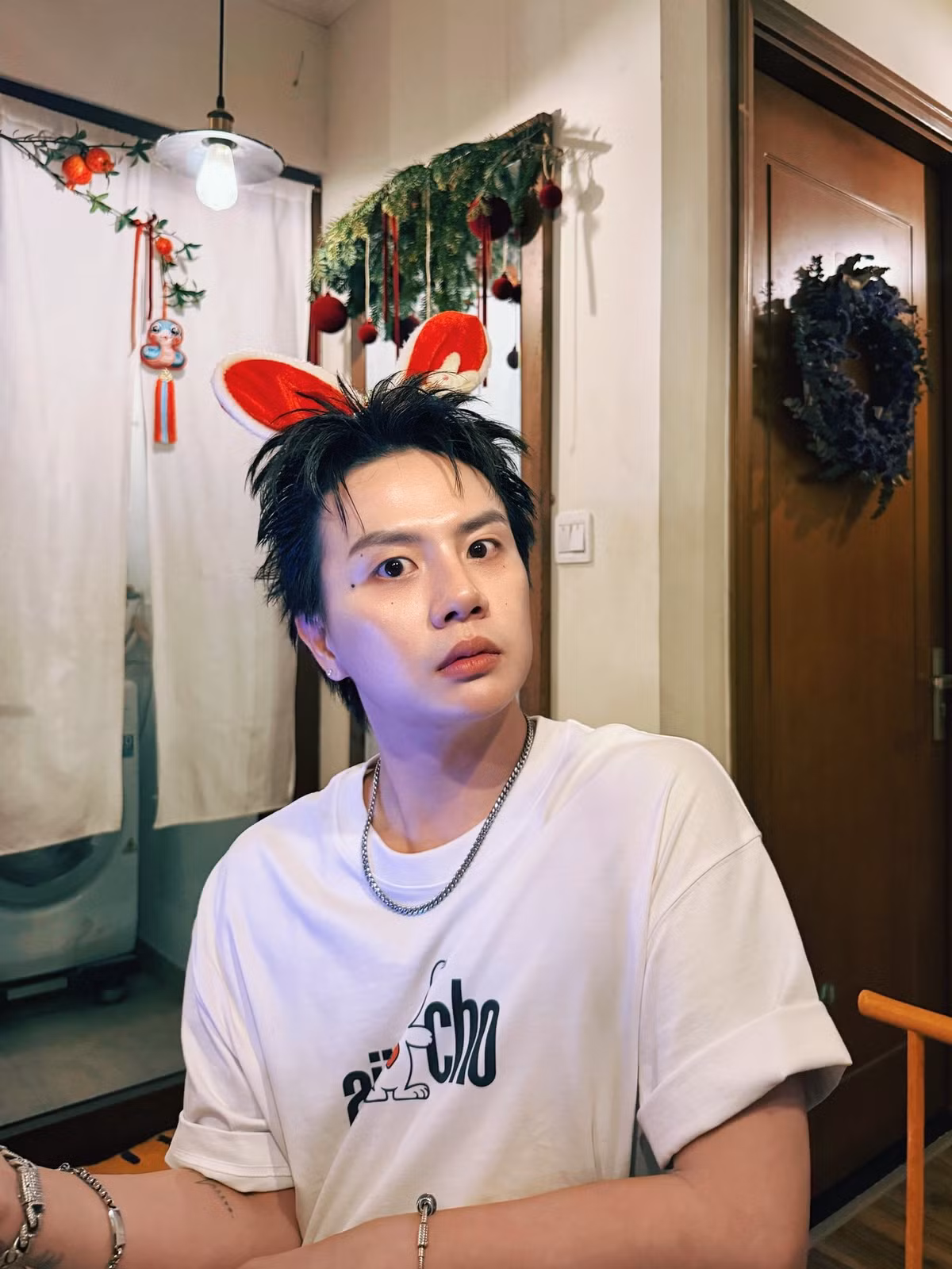 Duy Khánh ăn mặc đơn giản đón ngày lễ bên hội bạn thân. Ảnh: FB Jun Phạm.