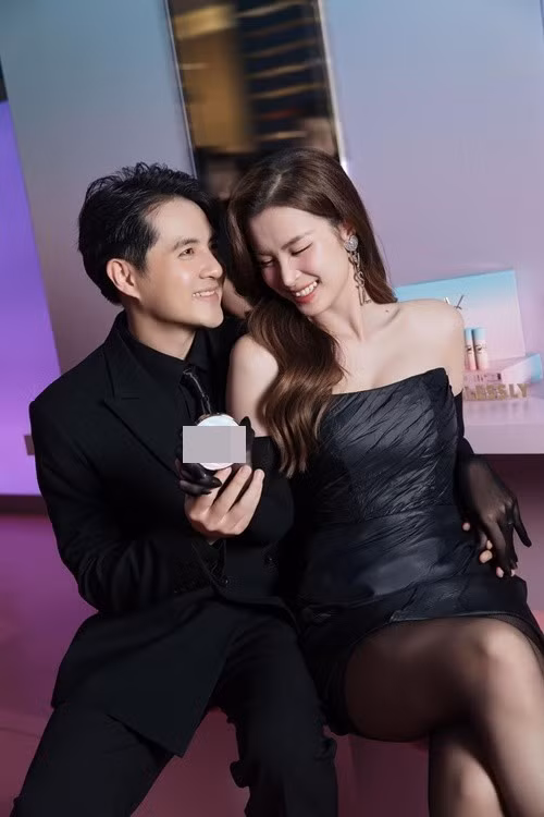 Đông Nhi và Ông Cao Thắng bắt đầu hẹn hò vào năm 2009. Đôi uyên ương tổ chức đám cưới vào năm 2019. Đến nay, tình cảm của vợ chồng Đông Nhi vẫn ngọt ngào như ngày mới yêu. Ảnh: FB Đông Nhi.