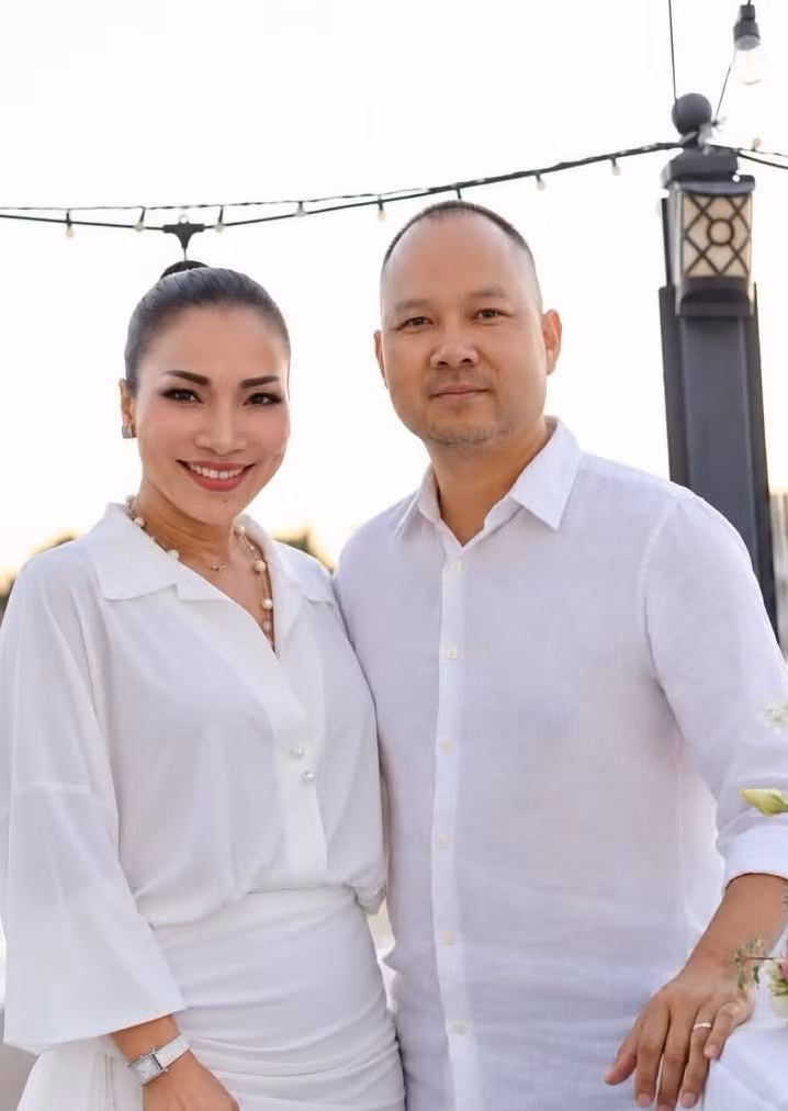 Trong lời chúc sinh nhật chồng, Hồng Ngọc không mong điều gì lớn lao mà chỉ cầu chúc anh luôn khỏe mạnh, bình an và bớt đi những lo toan. Cô mong hai người tiếp tục nắm tay nhau, cùng chứng kiến các con trưởng thành và đi qua những năm tháng phía trước.
