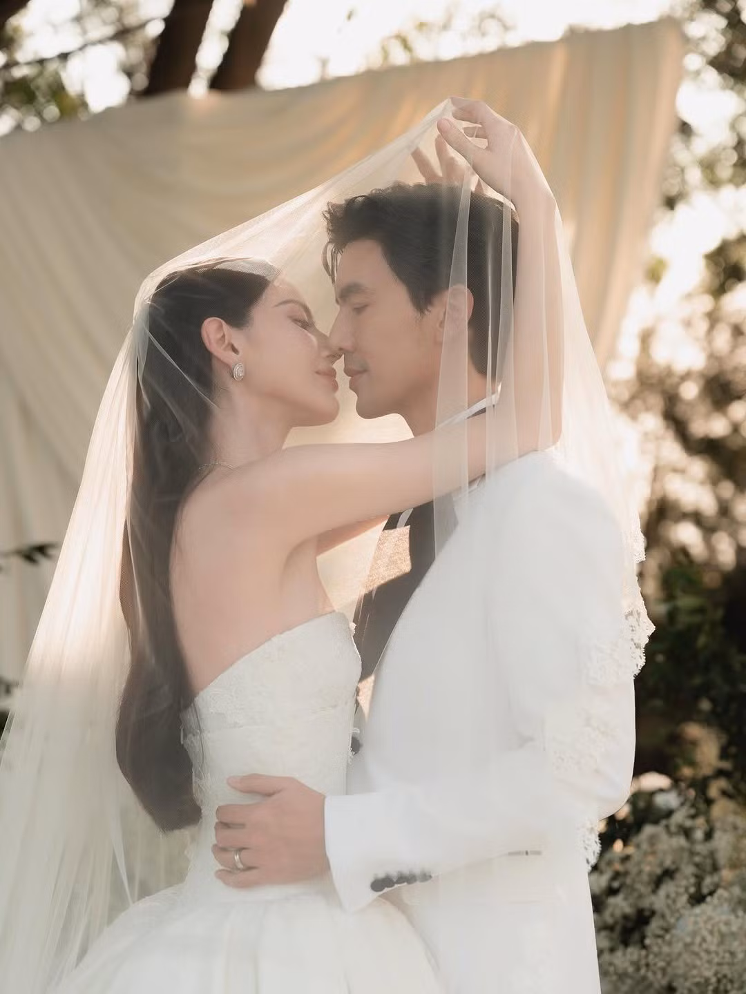 Hôn lễ của cặp sao Thái Lan Mai Davika - Ter Chantavit được tổ chức kín đáo vào ngày 9/11/2025, trong không gian riêng tư với sự hiện diện của gia đình và những người bạn thân thiết hai bên. Ảnh: Instagram Mai Davika.