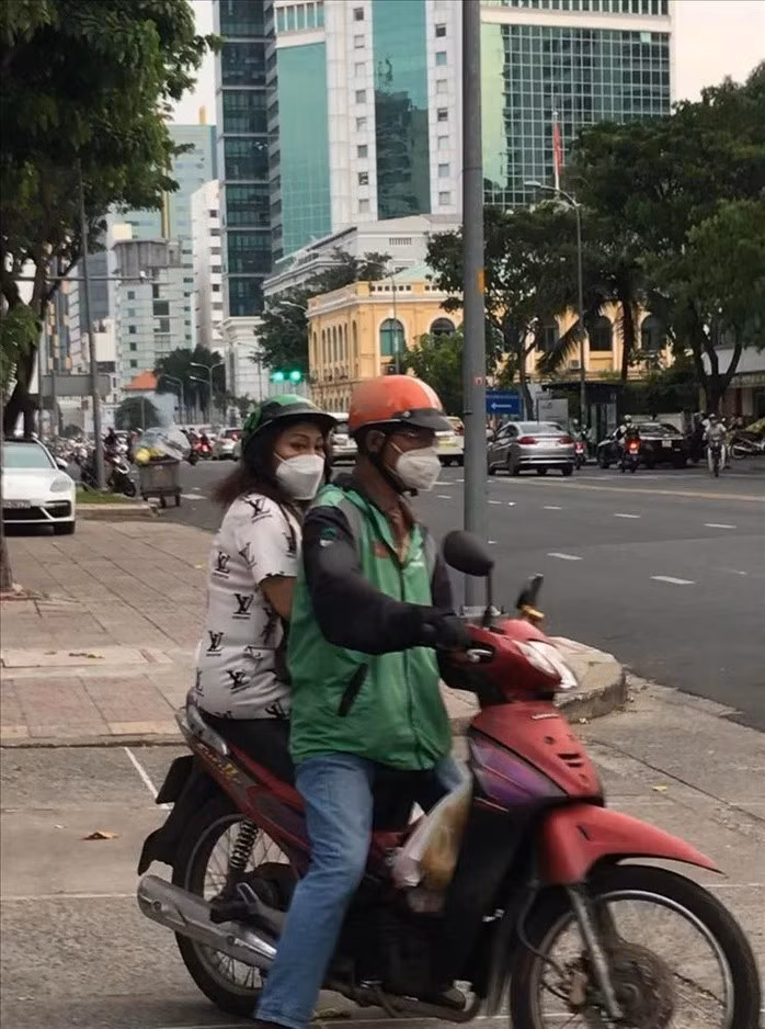 Nữ ca sĩ ra về bằng xe ôm công nghệ sau khi kết thúc một buổi biểu diễn. Ảnh: Người Lao Động.