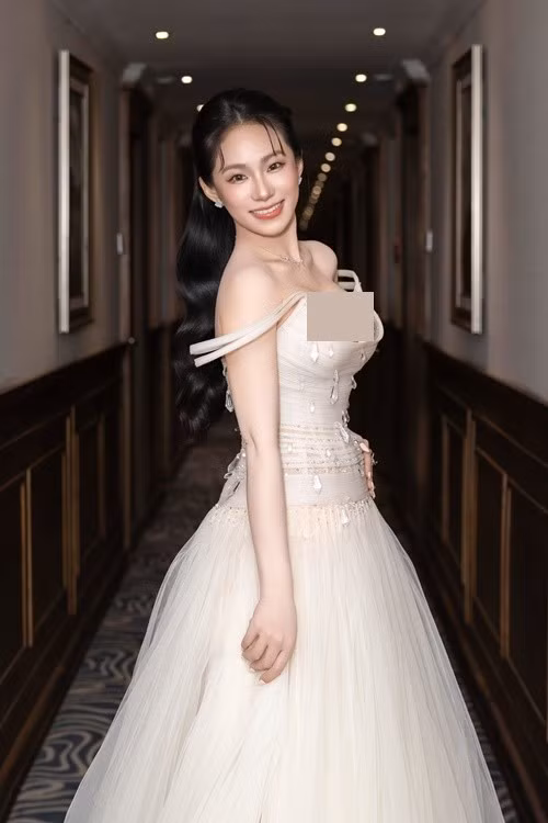 Khoảng 1-2 năm trở lại đây, Lương Bích Hữu giảm cân thành công. Bên cạnh nhan sắc thăng hạng, nữ ca sĩ còn nhận được nhiều lời khen ngợi từ phía người hâm mộ bởi phong cách thời trang trẻ trung, gợi cảm.