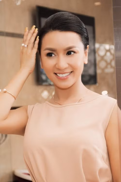 Nữ hoàng ảnh lịch sang Mỹ định cư từ năm 2005. Ở xứ cờ hoa, cô hoạt động với vai trò ca sĩ. Sau khi sinh con gái đầu lòng, Y Phụng dành phần lớn thời gian cho gia đình. Ảnh: Dân Việt.