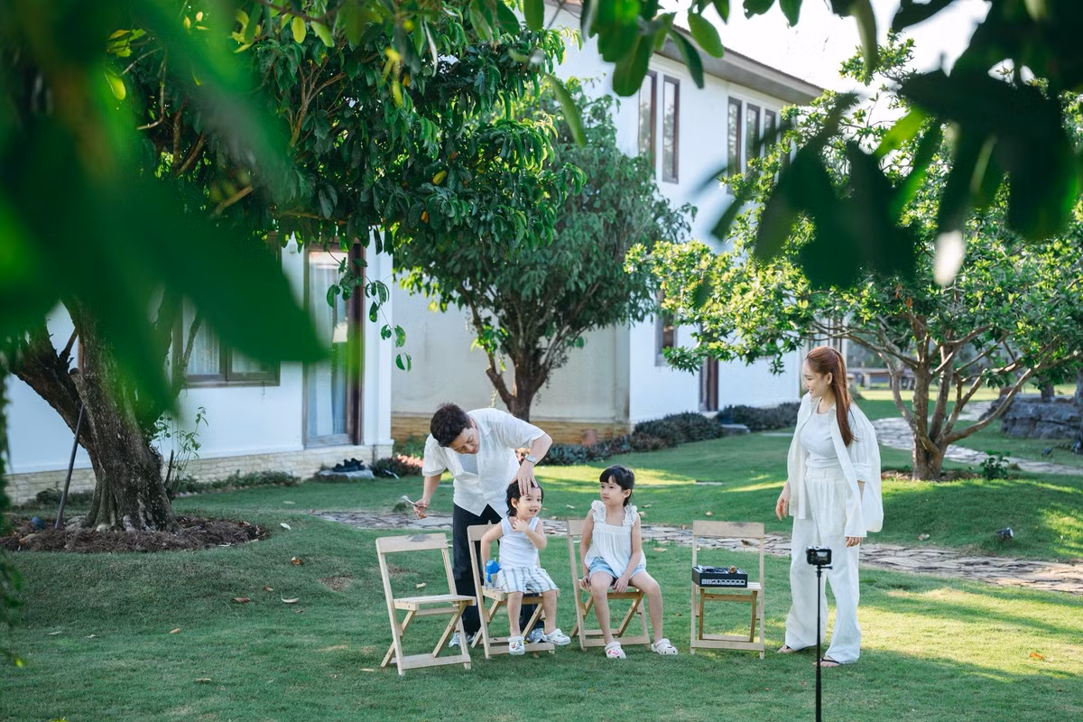 Trong những khung hình được chia sẻ, khán giả có thể thấy cảnh Trường Giang cùng Nhã Phương vui đùa cùng các con trên thảm cỏ xanh mướt. Có lúc, nam danh hài ân cần cắt tóc cho con, có lúc cùng các bé tham gia những trò chơi vận động ngoài trời. Ảnh: FB Trường Giang