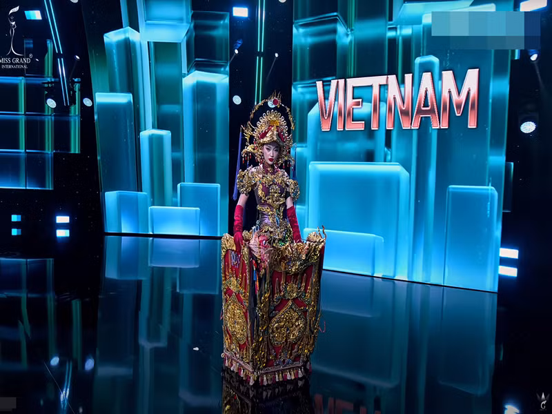 Tối ngày 13/10, trong phần thi trang phục dân tộc thuộc khuôn khổ cuộc thi Miss Grand International 2025, đại diện Việt Nam - Yến Nhi quảng bá nghệ thuật múa rối nước dân gian Việt Nam thông qua bộ trang phục Thăng Long Hội. Ảnh: Sen Vàng.