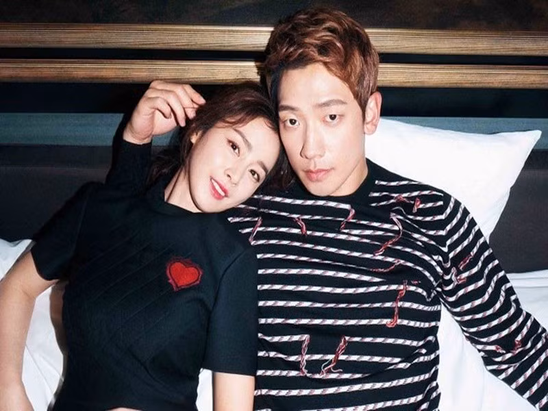 Theo Znews, Kim Tae Hee cho biết, khi mới hẹn hò, Bi Rain thường tặng cô một số món quà nhỏ. “Tôi thường mở những món quà đó vào các thời điểm khó khăn và chúng khiến tôi bật cười”, nữ diễn viên nhớ lại. Ảnh: Allkpop.