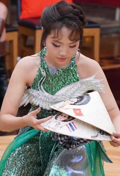 Ca sĩ Phương Mỹ Chi tặng nón lá cho thí sinh ở Sing!Asia 2025. Cô cho biết: “Một chút tâm ý nhỏ dành tặng cho các bạn quốc tế là chiếc nón lá Việt Nam, được vẽ tay trực tiếp mọi người ạ. Trên đó là hình ảnh của Chi, một bên là quốc kỳ Việt Nam, một bên là quốc kỳ nước bạn. Hy vọng mỗi chiếc nón nhỏ này sẽ là một kỷ niệm đẹp về Việt Nam trong lòng bạn bè quốc tế”. Ảnh: FB Phương Mỹ Chi.