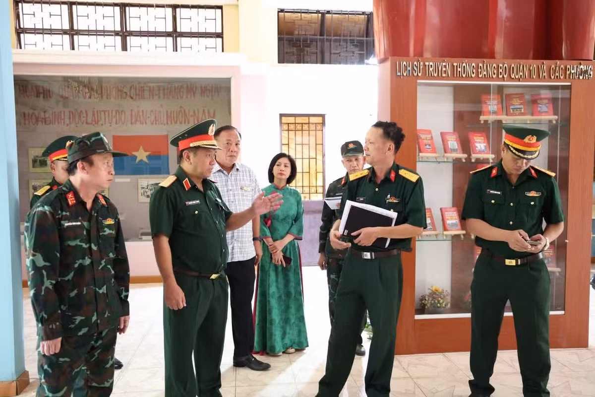 Thiếu tướng Nguyễn Thành Trung - Chính ủy Bộ Tư lệnh TPHCM, Phó trưởng Ban Thường trực Ban Chỉ đạo 515 TPHCM - chỉ đạo công tác chuẩn bị giám định ADN xác định danh tính với các hài cốt liệt sĩ sau khi được tìm kiếm, quy tập. Ảnh: Ngô Tùng