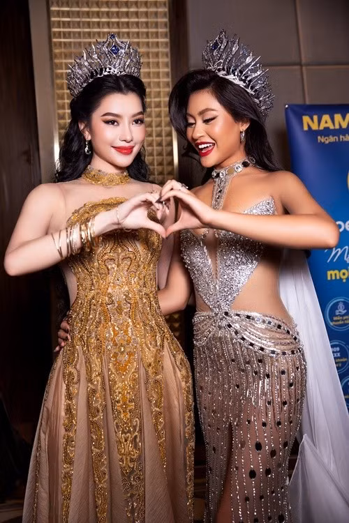 Hoàng Nhung đọ sắc cùng Xuân Hạnh trước khi thềm chung kết Hoa hậu Hoàn vũ 2025. Ảnh: FB Hoàng Nhung.