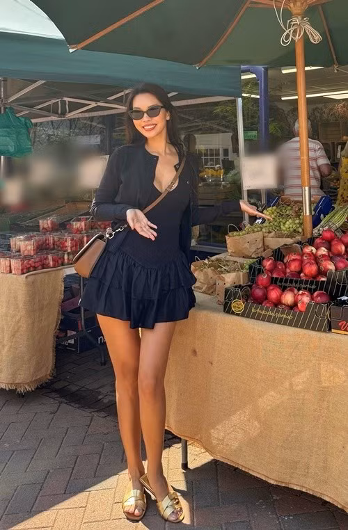 "Mùa hè ở Anh (hay châu Âu) mình thích nhất là được thưởng thức những món hoa quả chín mọng mùa này như đào, dâu tây, cherry, việt quất. Những loại quả này có thể mua ở khắp nơi từ siêu thị đến chợ quê và thích nhất là đi hái ở vườn. Những loại quả mua "mùa nào thức nấy" vừa ngọt lịm, chín tới lại vừa rẻ, không như khi phải "nhập ngoại" như ở nhà", Hà Anh cho biết. Ảnh: FB Hà Anh.