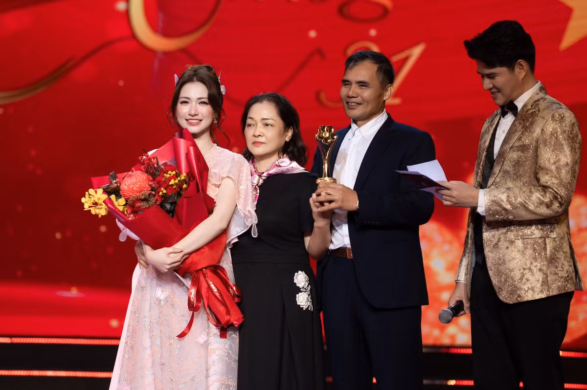 Ở Mai Vàng 2025, Hòa Minzy nhận các giải thưởng: Nữ ca sĩ được yêu thích nhất, MV của năm, Nghệ sĩ vì cộng đồng 2025. Ảnh: FB Hòa Minzy.
