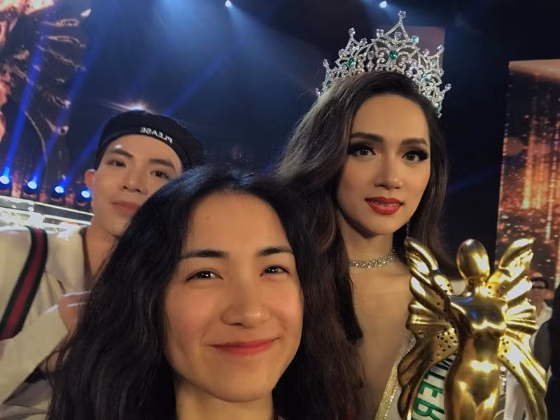 Erik sang Thái Lan cổ vũ Hương Giang thi Hoa hậu Chuyển giới Quốc tế 2018. Ảnh: FB Hòa Minzy.