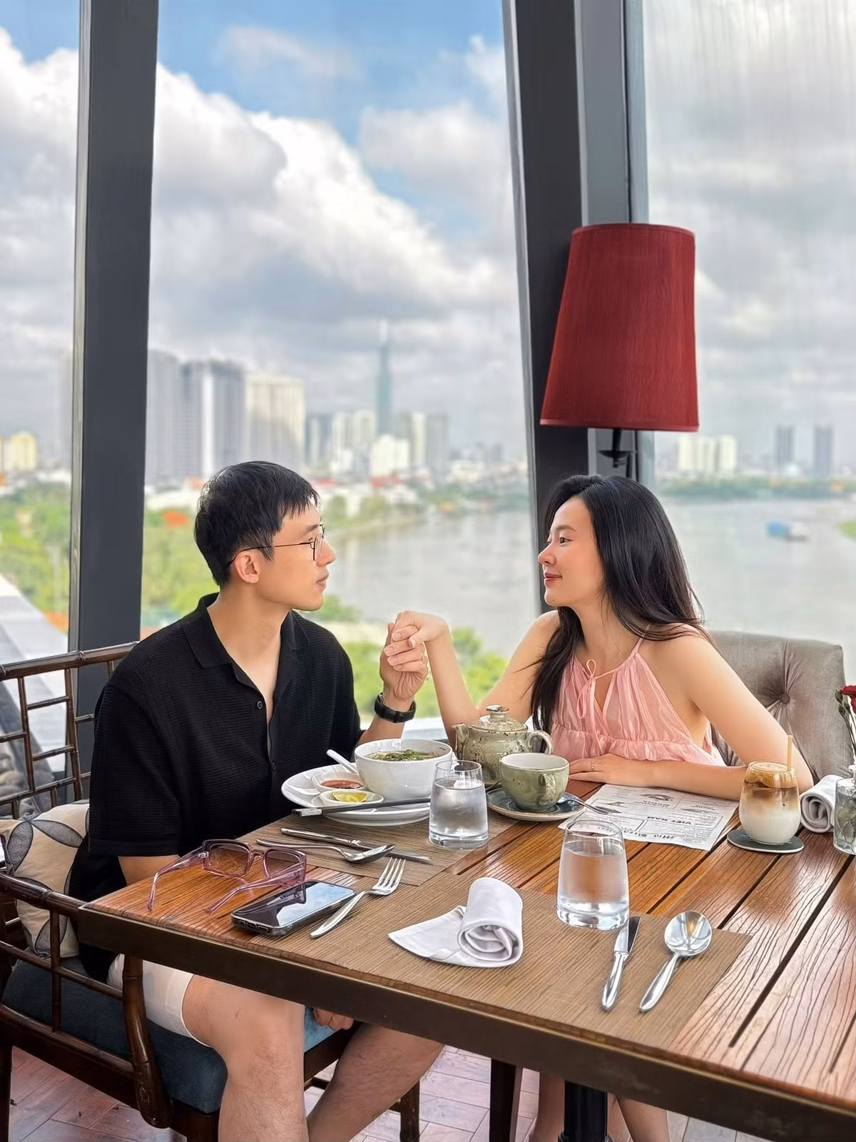 Midu và Minh Đạt thường chọn những chuyến du lịch ngắn ngày để dành thời gian cho nhau. Cặp đôi cũng chia sẻ những hoạt động đời thường như cùng nấu ăn tại nhà. Midu từng nói chồng là người giúp cô không còn cảm thấy cô đơn trong cuộc sống.
