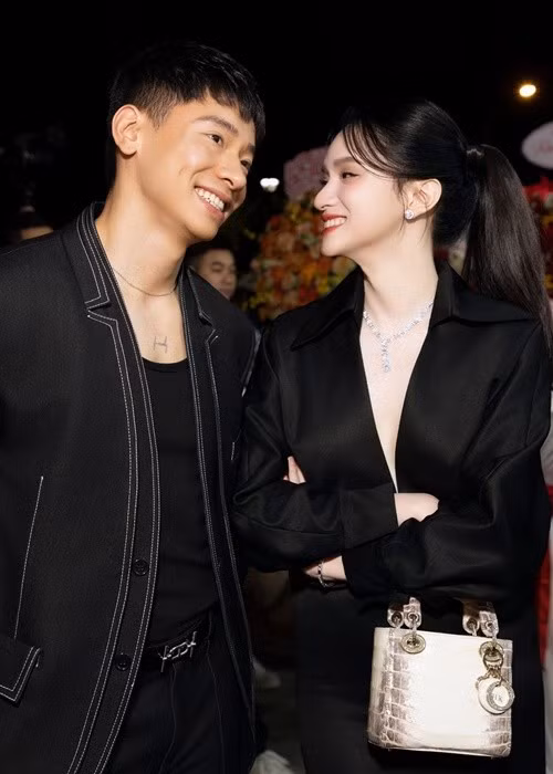 "Phú bà" Hương Giang tươi rói bên bạn trai tin đồn.