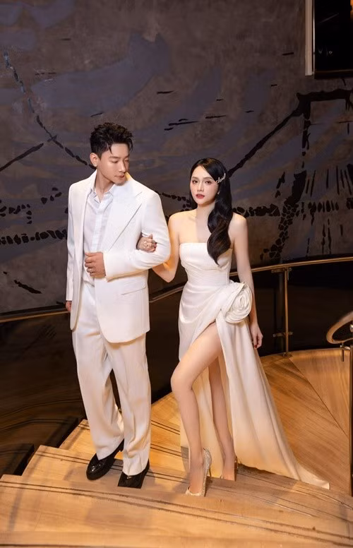 Nữ ca sĩ từng công khai hẹn hò Matt Liu và Cris Lai. Hiện tại, Hương Giang vướng nghi vấn tình cảm với Phú Cường.