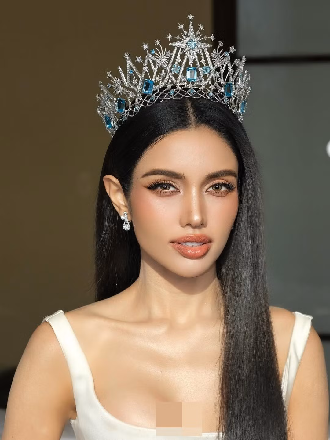 Trước khi thi Hoa hậu Hoàn vũ Thái Lan 2025, người đẹp chia tay bạn trai. Ảnh: Instagram Veena Praveenar Singh.